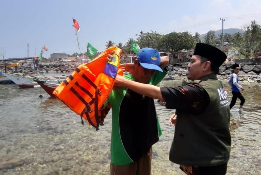 NU Care-LAZISNU menyalurkan bantuan untuk nelayan terdampak tsunami akhir 2018. 