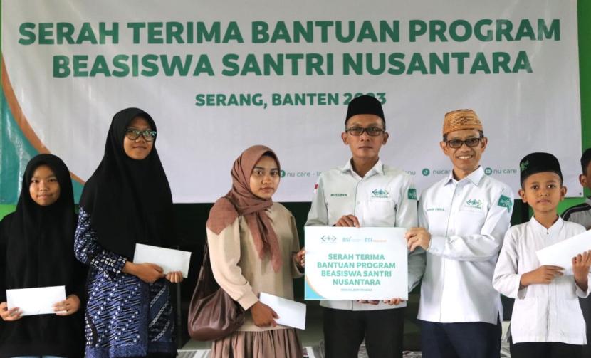 NU Care-LAZISNU PBNU bekerja sama dengan Bank Syariah Indonesia (BSI) dan Lembaga Amil Zakat (LAZ) BSI Maslahat menyalurkan program beasiswa bagi para santri yang tersebar di wilayah Provinsi Banten