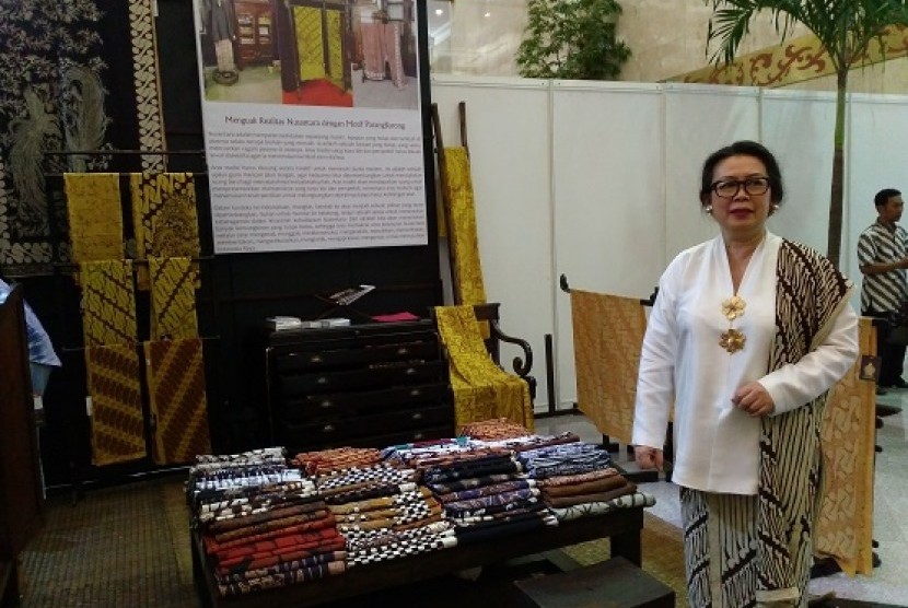 Nunuk Setiawati Susanto, pemilik gerai Parang Barong Setiawati, salah satu peserta pameran Batik Warisan 2016 