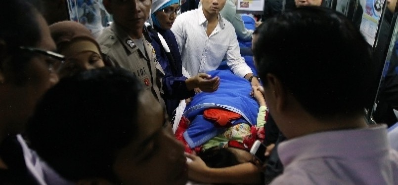 Nunun Nurbaeti saat akan dibawa ke RS Polri Kramat Jati usai menjalani pemeriksaan di RS MMC, Jakarta, Senin (12/12).