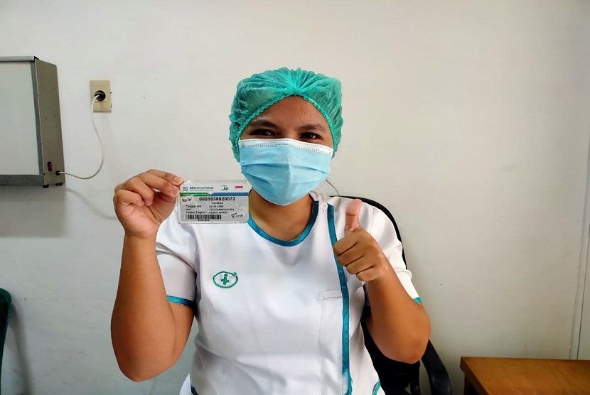 Nur Aini yang kesehariannya berprofesi sebagai perawat di salah satu rumah sakit di wilayah Kota Pematagsiantar ini dengan antusias menceritakan pengalamannya menggunakan kartu Jaminan Kesehatan Nasional Kartu Indonesia Sehat (JKN-KIS) ketika menjalani operasi tulang belakang