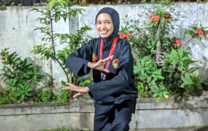 Nur Khofifah, mahasiswi program studi (prodi) Manajemen, Fakultas Ekonomi dan Bisnis (FEB) Universitas Nusa Mandiri (UNM) tekuni olah raga pencak silat.