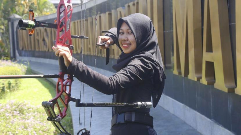 Nur Laisya Mayeda telah menekuni dunia panahan sejak kecil hingga memperoleh banyak medali dari berbagai turnamen. Tak heran, kini dia terpilih menjadi wisudawan terbaik di Universitas Muhammadiyah Malang (UMM).