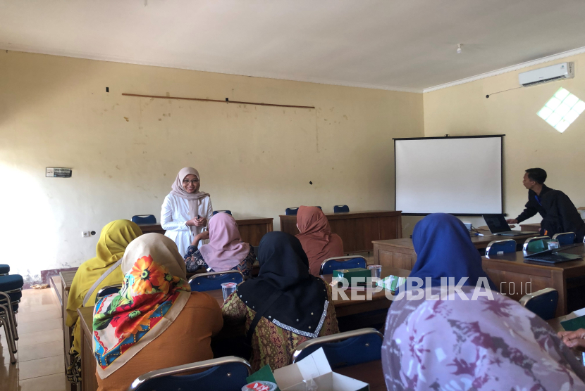 Nur Rahmawati dari tim pengabdian kepada masyarakat dari Universitas Akprind Indonesia saat memberikan pelatihan intensif bagi para pelaku Usaha Mikro, Kecil, dan Menengah (UMKM) serta Kelompok Sadar Wisata (Pokdarwis) di Kalurahan Jepitu, Kecamatan Girisubo, Gunungkidul, beberapa waktu lalu. 