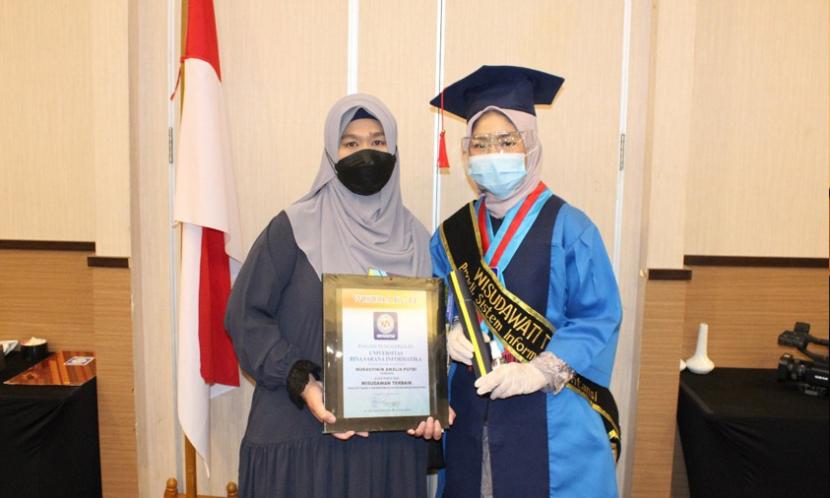 Nurasyikin Amalia Putri, wisudawan terbaik program studi Sistem Informasi Akuntansi (D3) Universitas BSI (Bina Sarana Informatika) kampus Sukabumi.