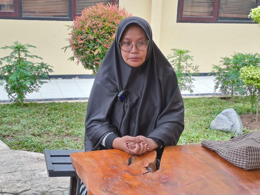Nurhasanah (44), istri dari sopir taksi online yang menjadi korban perampokan dan pembunuhan, saat ditemui di Mapolres Indramayu, Senin (3/6/2024). 