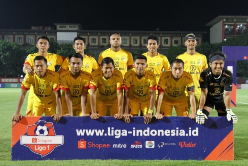 Nurhidayat Haji Haris (kedua kanan atas) bersama tim Bhayangkara FC.