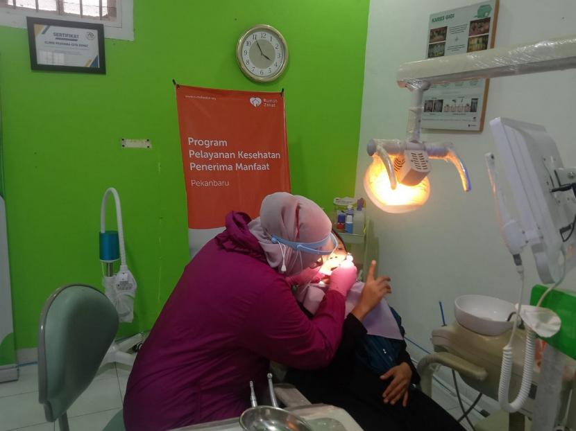 Nuri Samsi (36 tahun) adalah salah seorang warga yang mendapatkan layanan kesehatan gratis berupa pemeriksaan gigi dari Rumah Zakat. 