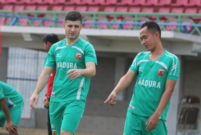 Nuriddin Davronov (kiri) bergabung dengan Borneo FC musim ini.