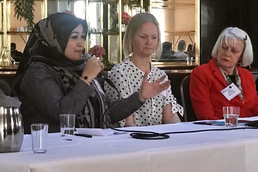 Nurlaela Arief, Ketua BPC Bandung Jabar sekaligus Head of Corporate Communications Bio Farma dan juga Ketua Perhumas Jabar (kiri) saat menjadi pembicara di World Public Relations Forum 2018 di Oslo, Norwegia, Selasa (24/4).