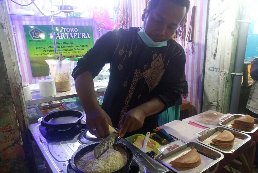 Nurlela Hasanah bersama suaminya sejak 2017 menjalankan usaha kue terang bulan di Pasar Kuripan, Banjarmasin Timur. Setiap harinya sejak pukul 7.00 hingga 11.00 WITA Nurlela bergelut dengan adonan yang terbuat dari tepung protein sedang, susu cair, telur, mentega, ragi instan, dan bubuk pengembang untuk dijadikan kue terang bulan.