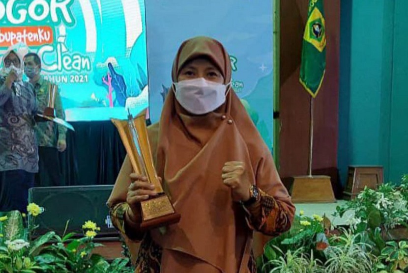 Nurul Fikri Boarding School (NFBS) Bogor meraih iala Bupati Bogor Ade Yasin di Event Bogor Kabupatenku Green and Clean (BKGC) 2021.   Proses penyerahan penghargaan ini diterima langsung oleh Erna Maryati, S.Si., M.pd. selaku kepala Sekolah SMPIT Nurul Fikri Boarding School (NFBS) Bogor.