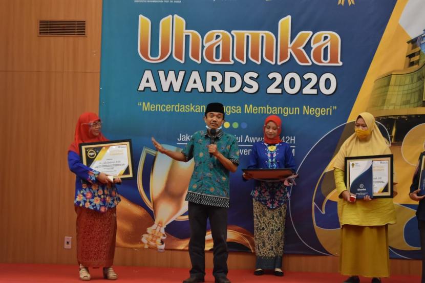 Nuryadi (kedua dari kiri)  menerima Uhamka Awards atas pengabdiannya selama 30 tahun di Uhamka, mulai dari cleaning service hingga akhirnya menjadi dekan FEB.