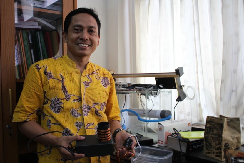 Anton Yudhana, dosen Program Studi Teknik Elektro Universitas Ahmad Dahlan (UAD) saat ditemui diruangannya Kampus 3 UAD.