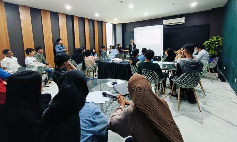 Nusa Mandiri Entrepreneur Center (NEC) memahami kebutuhan ini dan menyelenggarakan Workshop Pembuatan Laporan Keuangan dan Legalitas Usaha. Workshop dilaksanakan pada Selasa 6 Agustus 2024 di Universitas Nusa Mandiri (UNM) Kampus Margonda, dengan menghadirkan Narasumber Muhammad Islahuddin, Founder Pawon Digital.