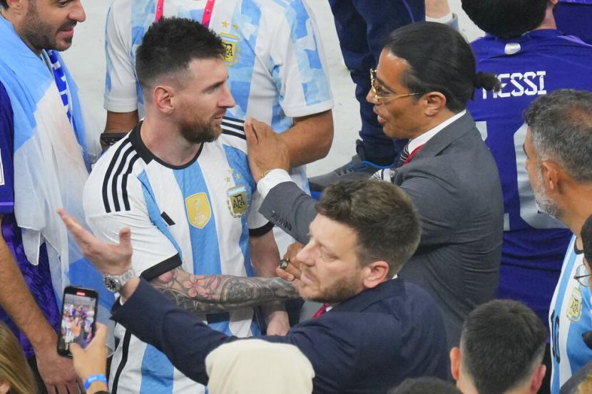 Lionel Messi (kiri) saat menjuarai Piala Dunia 2022 bersama Argentina (ilustrasi). Messi dijagokan meraih penghargaan The Best FIFA Awards 2022 untuk kategori pemain terbaik pria.