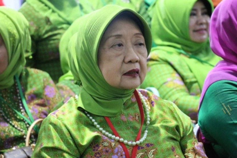 Nyai Aisyah Hamid Baidlowi binti KH Abdul Wahid bin Hasyim Asy'ari 