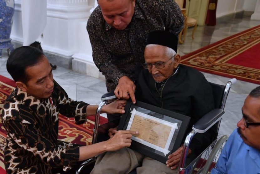 Nyak Sandang bertemu dengan Presiden Jokowi di Istana Negara (Foto: Istimewa)