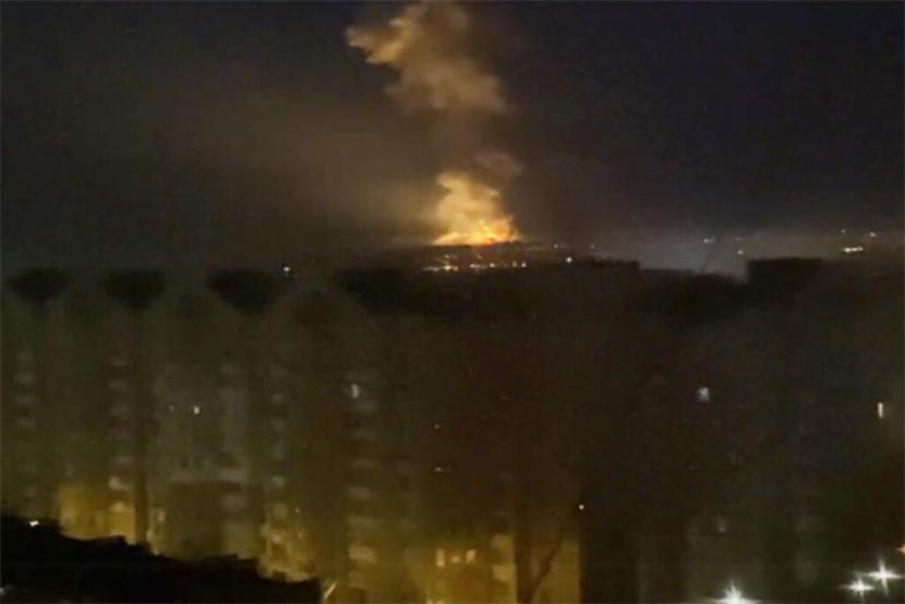 Nyala api terlihat dari daerah dekat Sungai Dnieper di Kiev, Ukraina, Kamis (24/2/2022). Presiden Rusia Vladimir Putin mengumumkan mengumumkan operasi militer di Ukraina. 