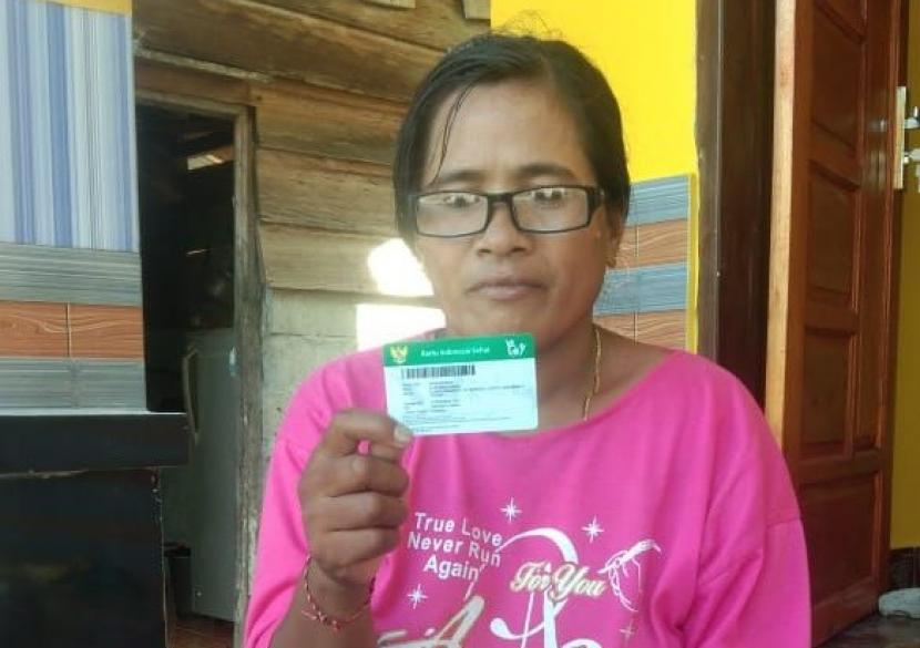 Nyoman Warni (46 tahun), seorang ibu rumah tangga warga Dusun Saba Mukti Desa Tapilina, Kecamatan Topoyo, Mamuju Tengah, merasakan manfaat BPJS Kesehatan.