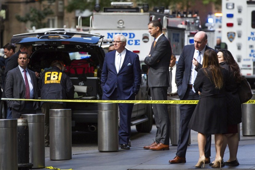 NYPD Deputy Commissioner of Intelligence & Counterterrorism John Miller (tengah) tiba di Time Warner Center, New York, Rabu (24/10). Polisi mengatakan, ada paket mencurigakan yang diduga berisi bom pipa di kantor CNN.