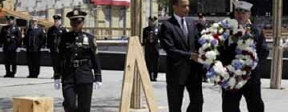 Obama meletakkan karangan bunga di Ground Zero