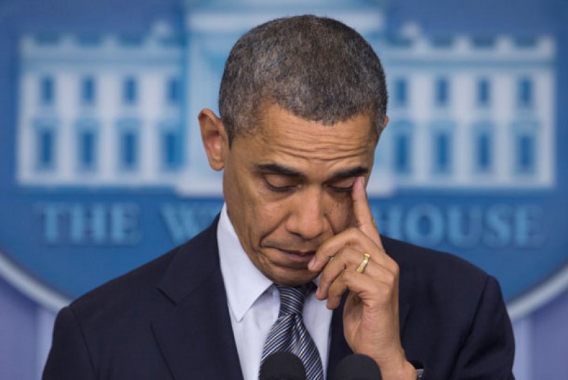 Obama meneteskan air mata saat memberi pernyataan publik terkait insiden penembakan massal di Sekolah Dasar Sandy Hook, Connecticut, Jumat (14/12/2012)