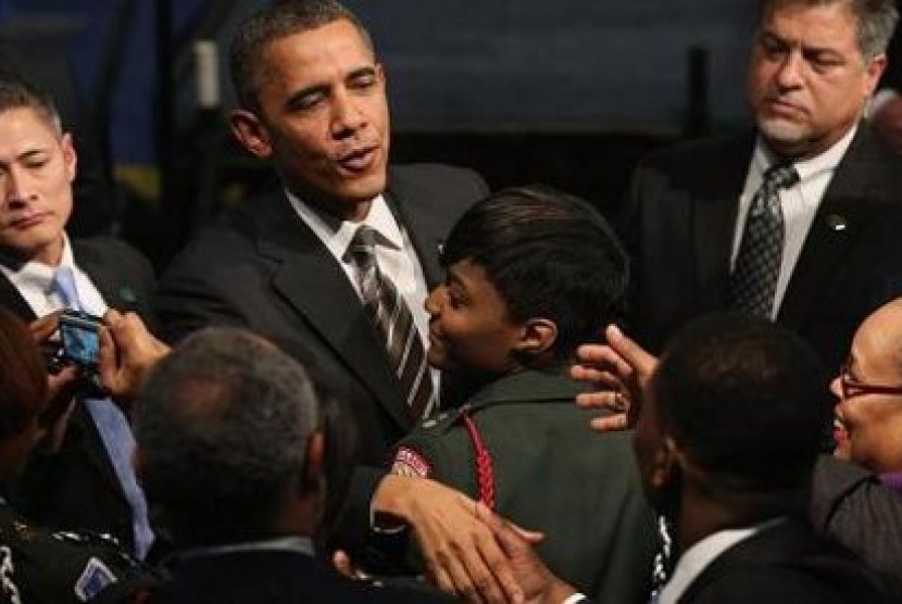 Obama menyapa siswa dan pengunjung usai berbicara di Hyde Park Academy High School, Chicago, Illinois pada Jumat (15/2/2013)