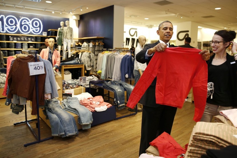 Obama saat memilih baju di Gap.