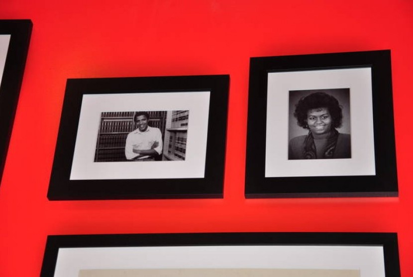 Foto Obama dan Michelle Obama yang tergantung di dinding kantin 