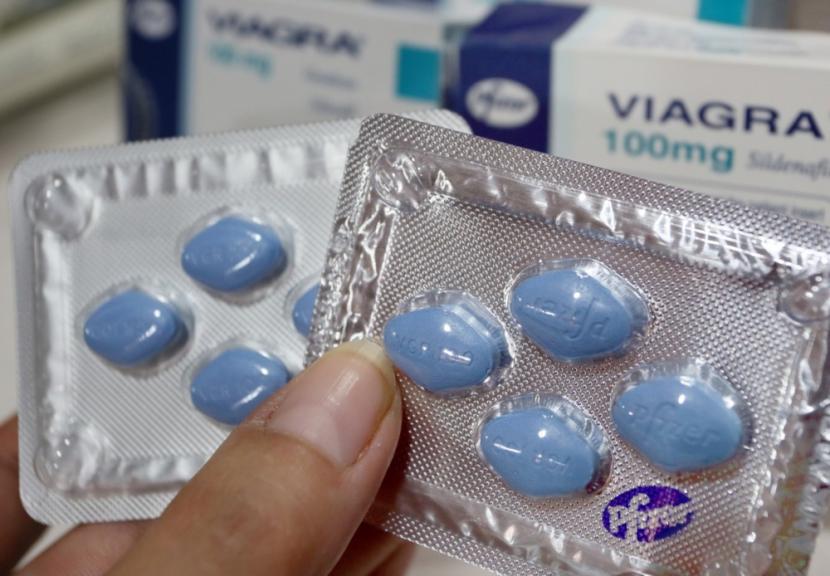 Obat kuat Viagra asli (kanan) dan palsu diperlihatkan dalam Forum Informasi Obat Palsu di Berlin, Jerman, 11 September 2013. Inggris catat lebih dari 200 kematian akibat obat kuat, seperti Viagra dan Cialis. 