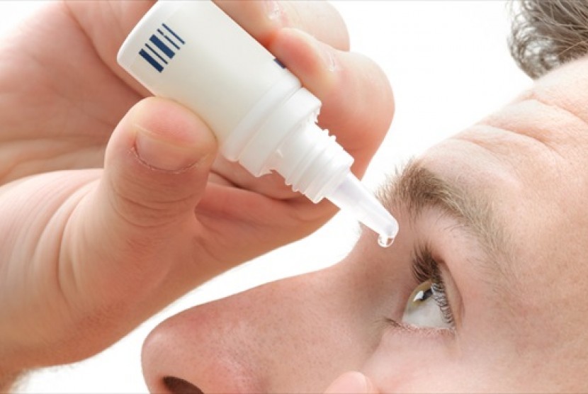 Obat mata tetes. Pejabat kesehatan AS melaporkan satu lagi kematian dan beberapa kasus kehilangan penglihatan akibat penyakit yang terkait dengan obat tetes mata yang tercemar bakteri yang kebal obat.