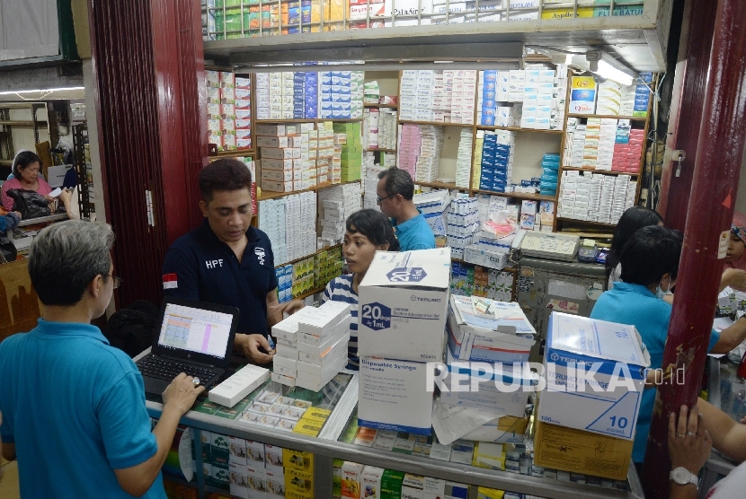 Obat-obatan yang di data BPOM DKI Jakarta di Pasar Pramuka, Jakarta Timur, Selasa (13/9)