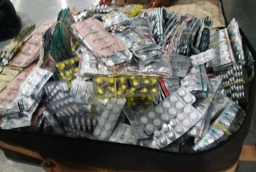 Obat-obatan yang membuat repot petugas haji di Bandara Madinah.