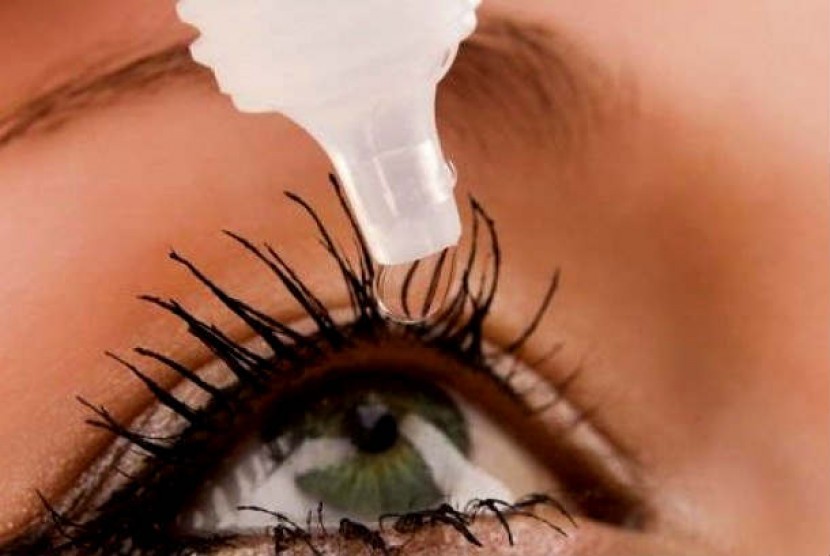 Obat tetes mata dipercaya dapat menjaga kelembapan dan mengurangi rasa gatal serta kemerahan. Namun harus hati-hati saat memilih produk tersebut   (ilustrasi)