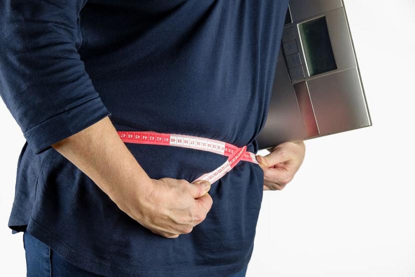 Mengukur lingkar perut (ilustrasi). Minuman manis dengan cepat menyebabkan penambahan berat badan, yang sering kali berakhir di daerah perut.