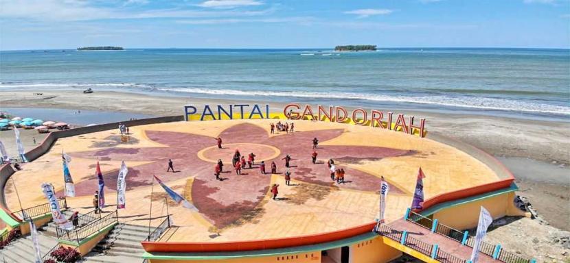Objek wisata Pantai Gandoriah, Pariaman, Sumatra Barat.