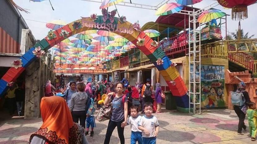 Objek wisata Puncak Fantasyland di Kabupaten Bogor, Jawa Barat, telah melakukan perbaikan di sejumlah wahana dan area untuk menyambut Lebaran 2023 mengingat banyak orang yang hendak mudik melalui jalur Puncak. 