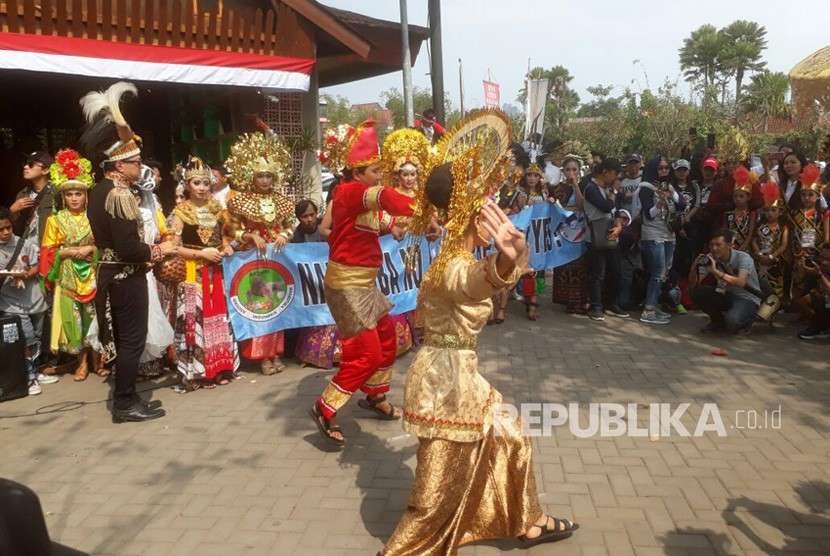 Objek wisata swafoto (selfie), Floating Market Lembang kembali meluncurkan wahana terbaru 'Window Of Indonesia', Jumat (17/8) yaitu tempat sewa kostum adat nusantara. Para konsumen bisa menyewa fasilitas baju-baju adat yang berada di seluruh Indonesia dengan hanya membayar Rp 50.000.