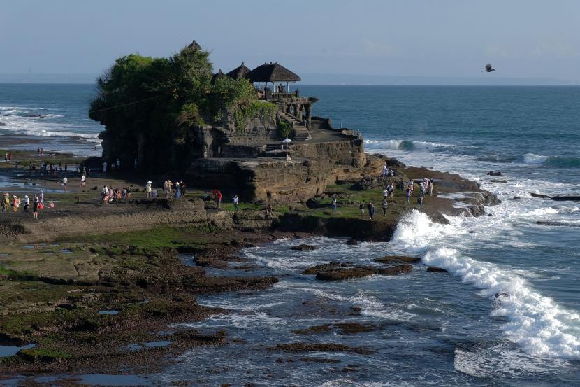 Objek wisata Tanah Lot, Bali (ilustrasi). Penerbangan internasional dengan rute Sydney (SYD) menuju Denpasar (DPS) Bali dapat memberikan efek berganda (multiplier effect) yang positif.