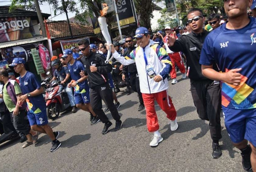 Obor Asian Games 2018 tiba di Kabupaten Purwakarta, disambut oleh Ketua KONI setempat Dedi Mulyadi, untuk dibawa ke lingkungan Pemkab Purwakarta, Jumat (11/8).