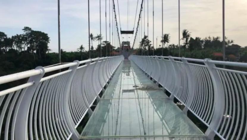 Obyek wisata jembatan kaca di Gianyar Bali segera rampung.