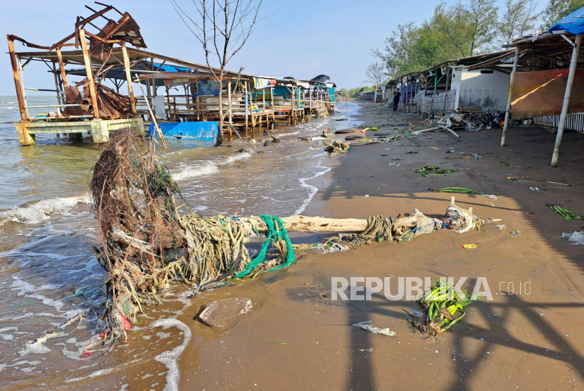 Obyek wisata Pantai Karangsong di Desa Karangsong, Kecamatan/Kabupaten Indramayu rusak parah akibat rob dan abrasi, Rabu (25/6/2025). 
