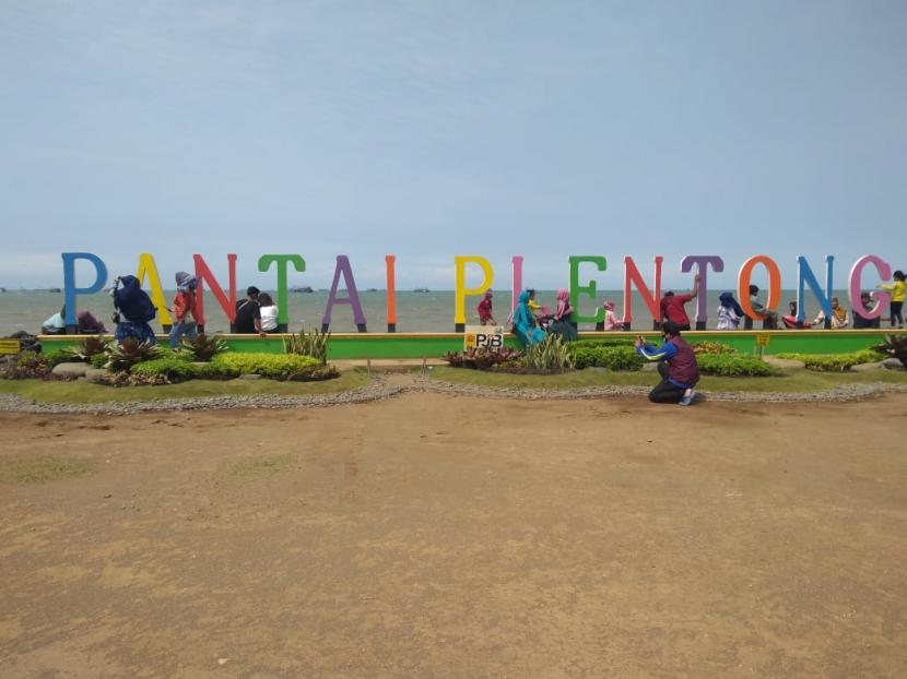 Obyek wisata Pantai Plengtong, Kabupaten Indramayu.