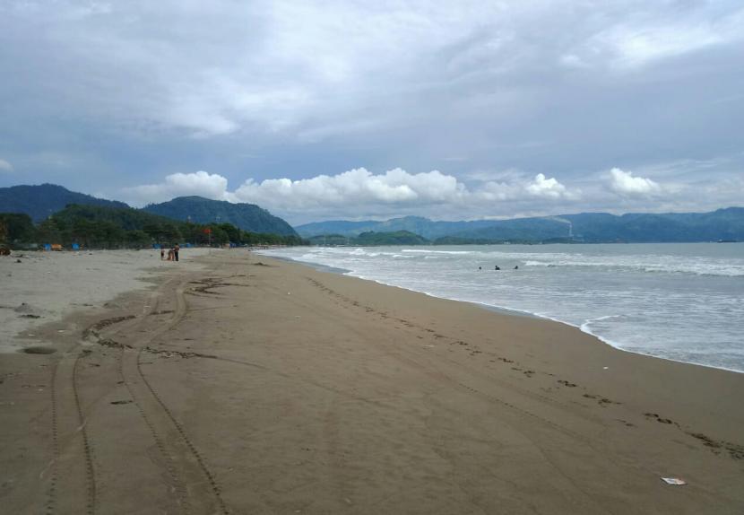 Obyek wisata pantai selatan Kabupaten Sukabumi di Palabuhanratu sepi pengunjung