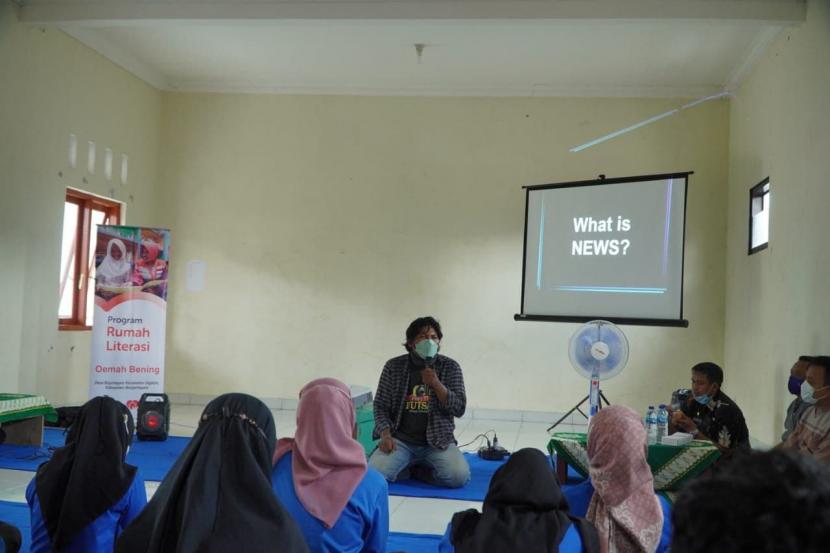 Oemah Bening Rumah Baca binaan Rumah Zakat gelar training jurnalistik.