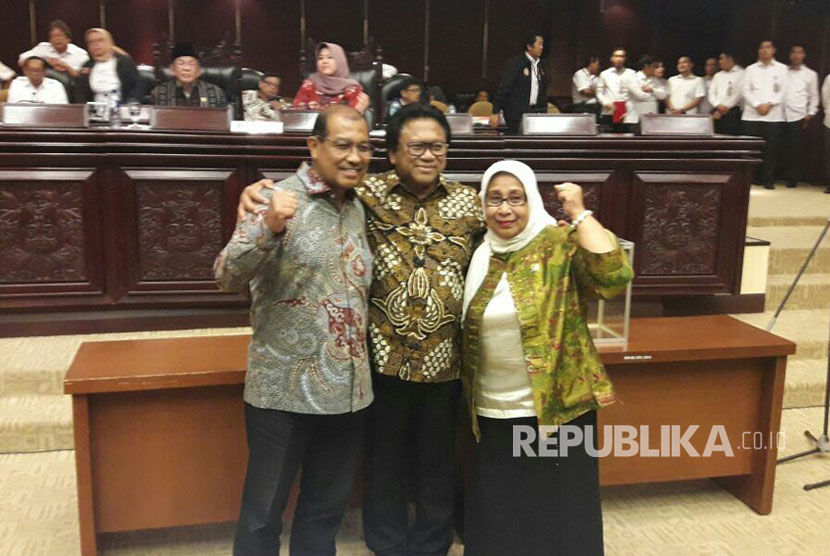 Oesman Sapta Odang (tengah) terpilih menjadi ketua DPD RI secara aklamasi menggantinkan M Saleh bersama Nono Sampono (kiri) dan Darmayanti Lubis (kanan), di Kompleks Parlemen, Selasa (4/4) dini hari WIB.