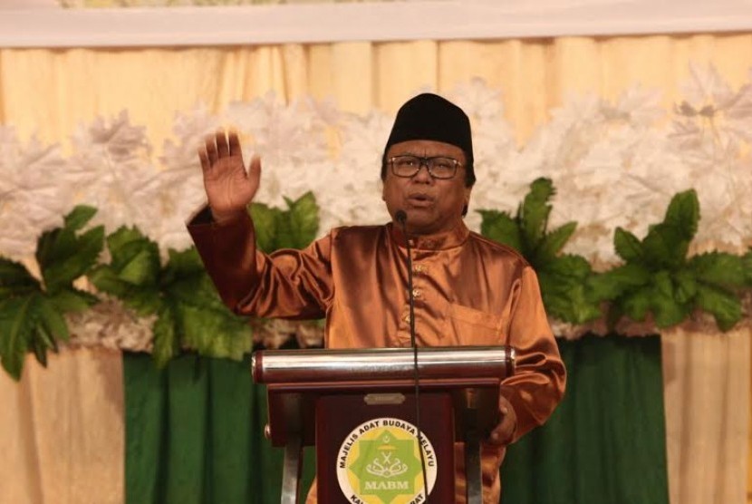 Oesman Sapta saat menjadi pembicara kunci pada acara silaturahim tokoh masyarakat Kalimantan Barat dalam rangka pembukaan Rapat Kerja Majelis Adat Budaya Melayu Kalimantan Barat (MABMKB).