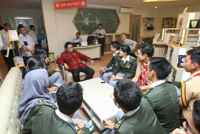 Oesman Sapta tengah berbicara dengan pelajar Labschool Rawamangun