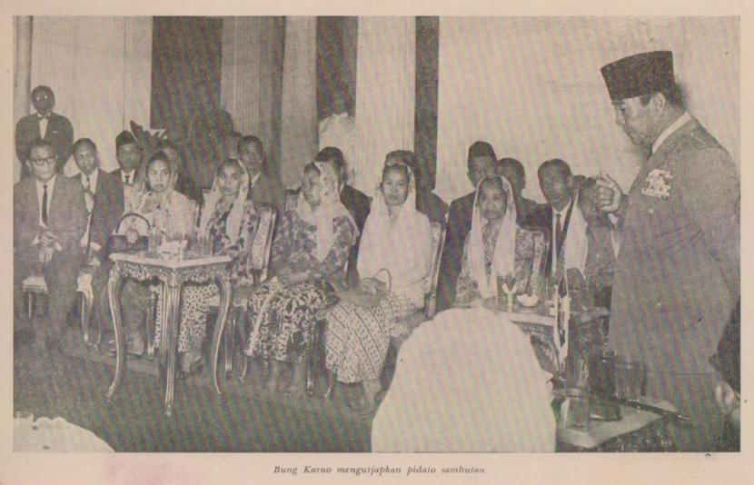 Oey Tjeng Hien, Soekarno, Bengkulu, dan Muhammadiyah. Oey Tjeng Hien (duduk paling kiri) dalam acara penyerahan Bintang Muhammadiyah kepada Soekarno.